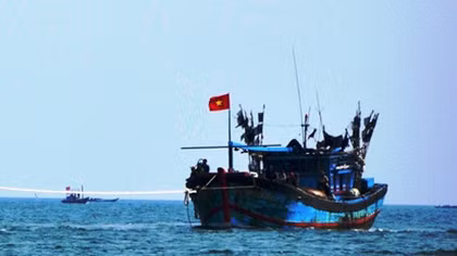 Cứu hộ an toàn 13 ngư dân cùng tàu đánh cá trôi dạt ngoài khơi