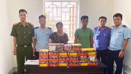 Đôi nam nữ ra quốc lộ bán pháo nổ