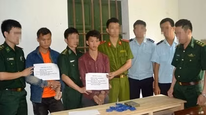 Hai thiếu niên cùng đàn anh tuồn ma túy vào Việt Nam