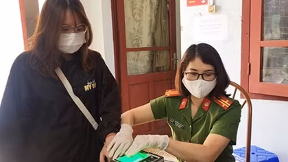 Nữ Phó Công an phường và những bữa ăn vội trong nhà dân