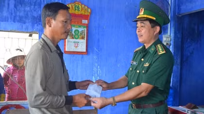 Đưa 6 ngư dân bị nạn ngoài khơi vào bờ an toàn