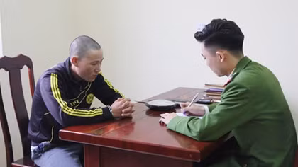 Khởi tố kẻ dùng dao quắm chém... máy xúc