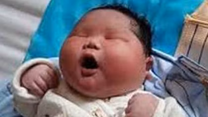 Bé sơ sinh nặng kỷ lục