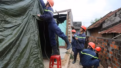 Tuổi trẻ Cảnh sát PCCC Bình Định giúp dân khắc phục hậu quả thiên tai