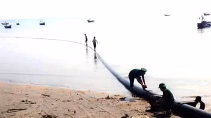 Ngư dân Nghệ An phát hiện đường ống nghi là ống xả thải ra biển