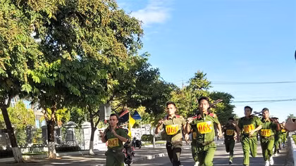 Sôi nổi Giải chạy vũ trang - việt dã và bóng bàn của Công an tỉnh Quảng Nam