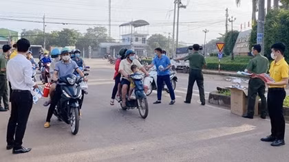 Tuổi trẻ Công an tuyên truyền phòng, chống COVID-19 cho công nhân