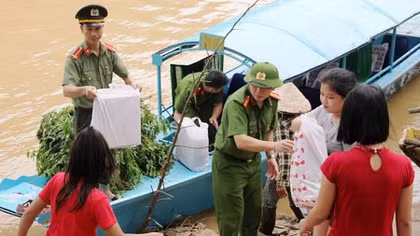 Vượt sông sâu đến cứu trợ bà con vùng tâm lũ