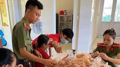 Công an Gio Linh quyên góp ủng hộ người dân TP Hồ Chí Minh