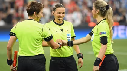 Nữ trọng tài đầu tiên điều khiển Cup UEFA