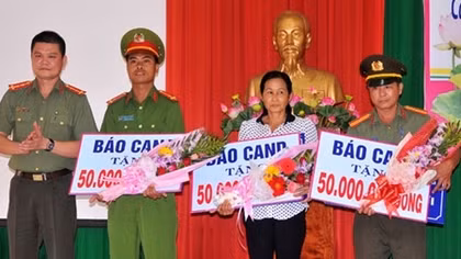 Mang yêu thương về với “Đất sen hồng”