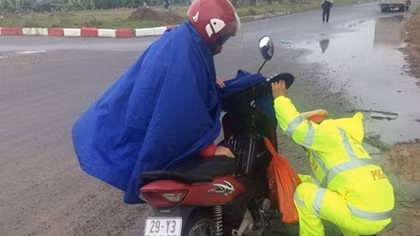 CSGT Hà Nội giúp 3 mẹ con hỏng xe về nhà giữa trời giá rét
