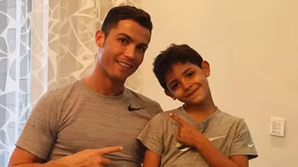 Ronaldo lại thuê người đẻ một cặp sinh đôi