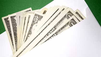 Truy tìm tài xế cùng chiếc phong bì có 8.000 USD