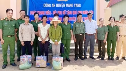 Công an huyện Mang Yang thăm, tặng quà cho người nghèo