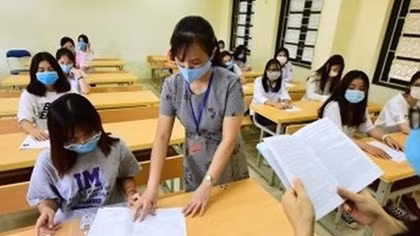 Đảm bảo giãn cách trong thời gian học sinh nộp phiếu đăng ký dự tuyển vào lớp 10