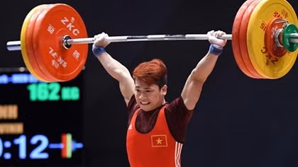 Lực sĩ Trịnh Văn Vinh mang tiền thưởng HCV SEA Games về biếu mẹ