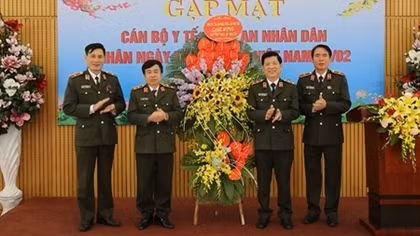 Thứ trưởng Nguyễn Văn Sơn chúc mừng đội ngũ cán bộ y tế CAND nhân Ngày Thầy thuốc Việt Nam