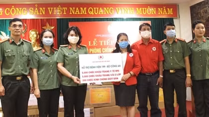 Tiếp nhận trang thiết bị y tế ủng hộ Bệnh viện 199 phòng chống dịch