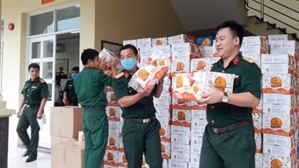 72.000 sản phẩm Trà Thanh Nhiệt Dr Thanh tiếp tục tiếp sức đồng bào, chiến sĩ 