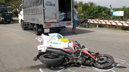 Tông thẳng vào đầu xe tải, một thanh niên nguy kịch