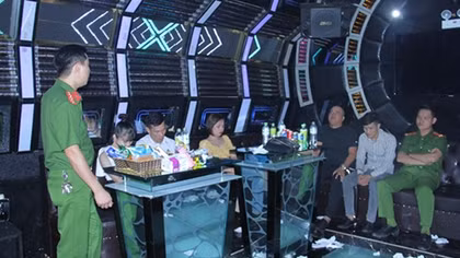 "Sắm" ma túy kẹo rồi vào quán karaoke “bay lắc”
