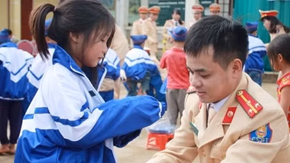 CSGT Nghệ An: Tặng 100 bộ quần áo ấm cho các em học sinh nghèo