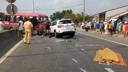 Tai nạn liên hoàn, hai ôtô dính chặt vào nhau