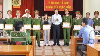 Khen thưởng các chiến sĩ triệt phá vụ vận chuyển 4 bánh heroin