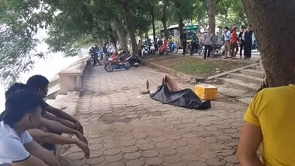 Phát hiện thi thể nam thanh niên dưới hồ Linh Đàm