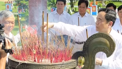 Chủ tịch MTTQ Việt Nam dâng hương Thành cổ Quảng Trị và Nghĩa trang liệt sĩ Trường Sơn