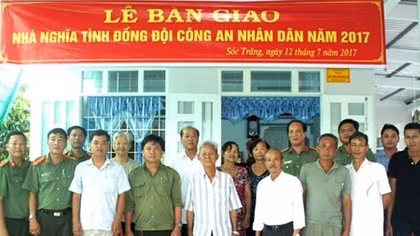 Công an Sóc Trăng bàn giao Nhà nghĩa tình đồng đội cho CBCS và gia đình chính sách