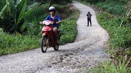 Đường 16 tỷ đồng chưa bàn giao đã hỏng