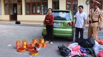 Phát hiện xe ô tô vận chuyển 23kg pháo dàn