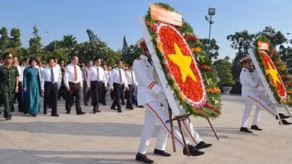 Lãnh đạo TP Hồ Chí Minh dâng hoa tưởng niệm các anh hùng, liệt sỹ