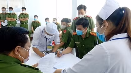 Công an tỉnh Bạc Liêu tiêm vaccine phòng COVID-19 cho cán bộ, chiến sỹ
