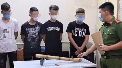 Bốn học sinh tẩm ma túy vào điếu cày để hút 