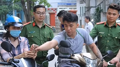 Bắt nhanh con nghiện giật điện thoại 
