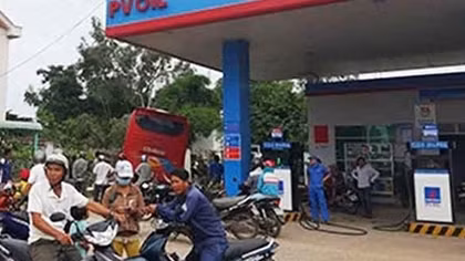 Xe giường nằm lao vào cây xăng lúc đông khách