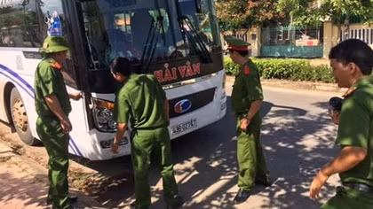 Bắt tài xế xe khách giường nằm cán chết người, bỏ xác lề đường