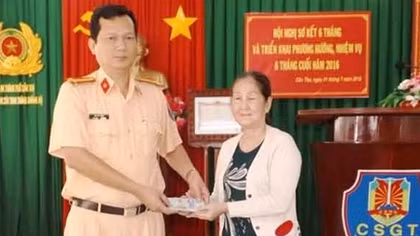 CSGT Công an TP Cần Thơ trao trả tài sản do người dân bị rơi
