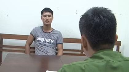 Cho rằng bạn gái bị bắt nạt, chủ quán dùng dao đâm chết khách nhậu