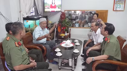 Công an Khánh Hòa thăm, tặng quà cho đơn vị, gia đình chính sách