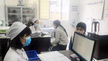 Nguyên nhân chính lây truyền HIV ở Việt Nam là qua đường tình dục