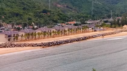 Yêu cầu tháo dỡ bờ kè xây dựng trái phép ở Khu du lịch Năm Sao tại Khánh Hòa