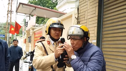 Xử lý "ma men" dắt xe qua chốt hòng trốn thổi nồng độ cồn