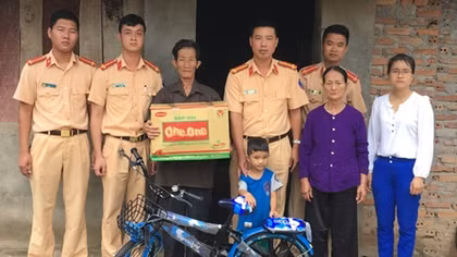 Rộng vòng nhân ái nâng bước em đến trường