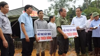 Chủ tịch TWMTTQ Việt Nam thăm hỏi đồng bào vùng lũ, sạt lở tại tỉnh Hòa Bình