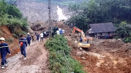 Chó nghiệp vụ lội bùn tìm kiếm thi thể nạn nhân bị chôn vùi