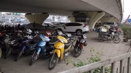 Trông xe dưới gầm cầu ảnh hưởng đến an toàn công trình và giao thông